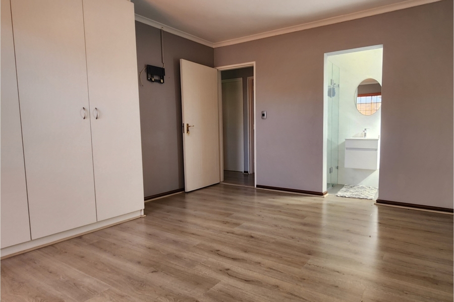 2 Bedroom Property for Sale in Uitzicht Western Cape